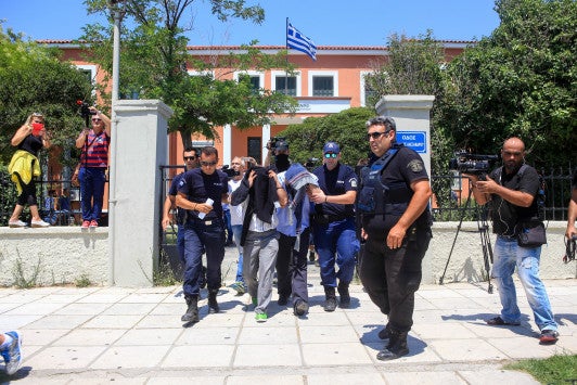 FT: Το δίλημμα του Τσίπρα για την έκδοση ή μη των Τούρκων αξιωματικών
